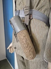 Tysk DDR uniform m. replica riffel og dukke, skal hentes i Vordingborg