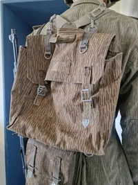Tysk DDR uniform m. replica riffel og dukke, skal hentes i Vordingborg