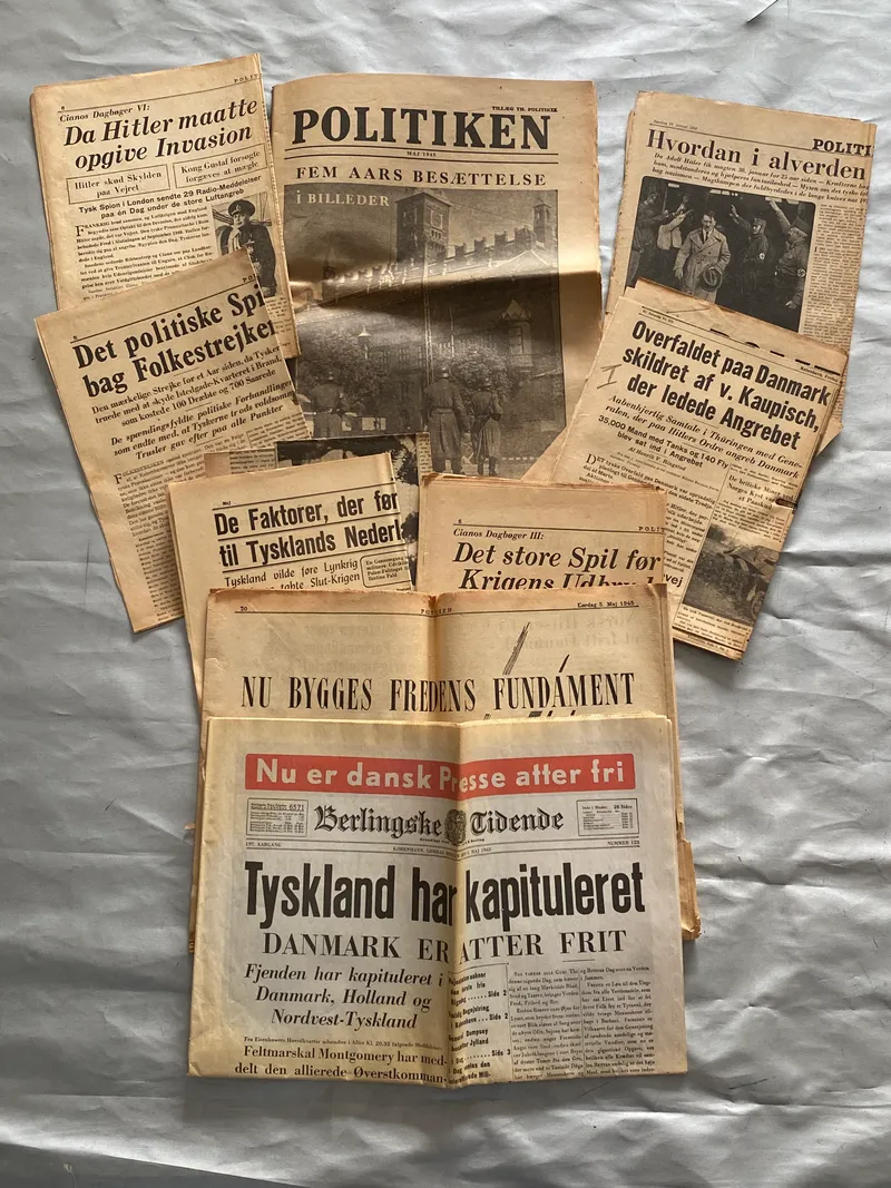 Lot originale aviser fra befrielses dagene - der ligger et enkelt genoptryk imellem
