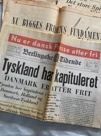 Lot originale aviser fra befrielses dagene - der ligger et enkelt genoptryk imellem
