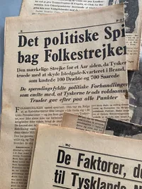 Lot originale aviser fra befrielses dagene - der ligger et enkelt genoptryk imellem