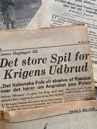 Lot originale aviser fra befrielses dagene - der ligger et enkelt genoptryk imellem