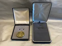 Originale medaljeæsker (2) fra det amerikanske forsvar
