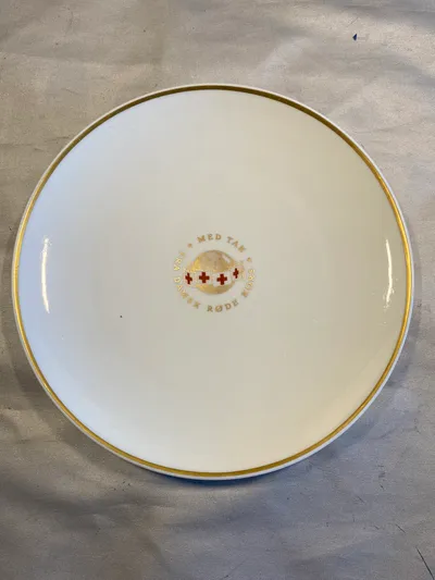 Plakette fra Royal Copenhagen - “Med tak fra Dansk røde kors”