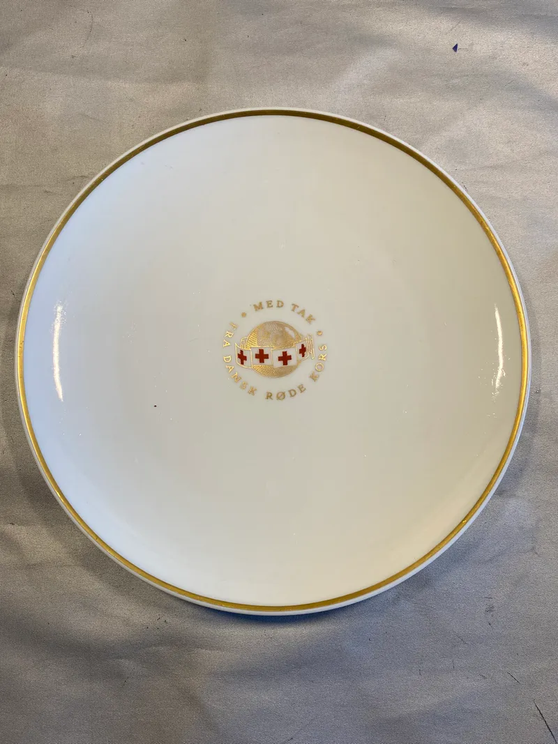 Plakette fra Royal Copenhagen - “Med tak fra Dansk røde kors”