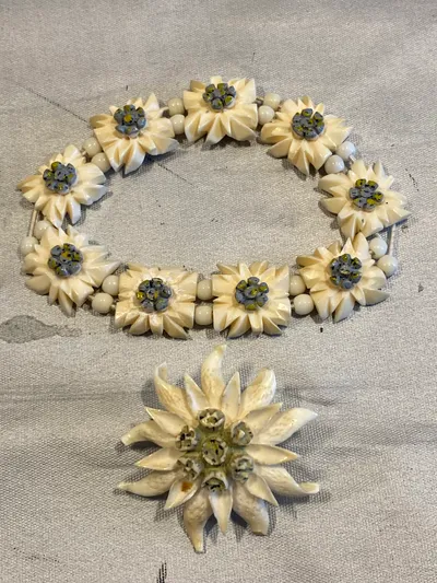 Originalt smykke sæt med Edelweis blomster fra perioden omkring ww2