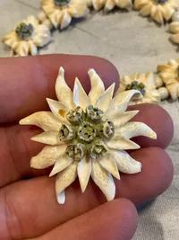 Originalt smykke sæt med Edelweis blomster fra perioden omkring ww2