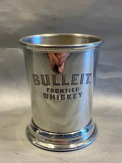Bulleit frontier whiskey krus - fremstillet hos Shefield England