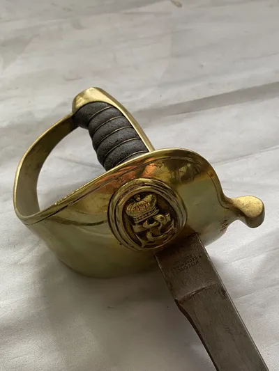 Original dansk Korpssabel M/1882 
Udfaset af søværnet efter ww2 - Kong Frederik den 9 ønskede den dog fortsat den blev brugt som vagtsabel af personellet på kongeskibet Dannebrog