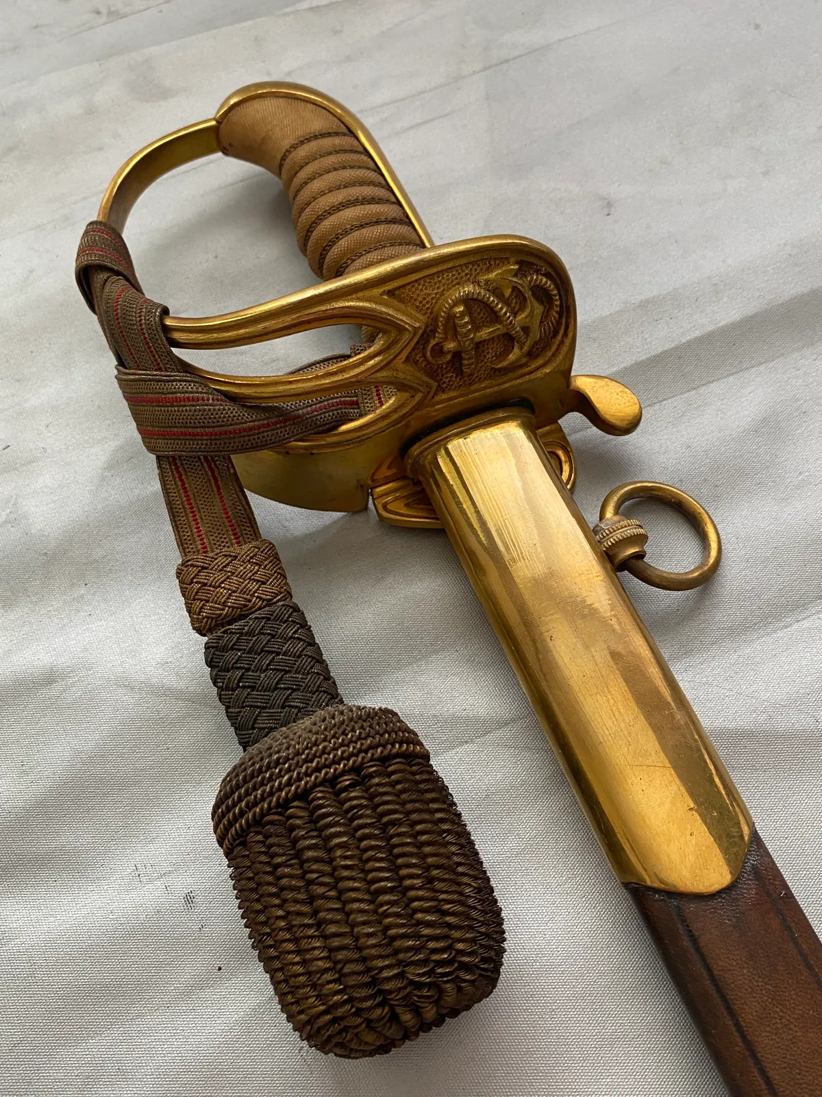Original dansk Kvartermestersabel model 1932 med portepé - i sjælden god stand. 
 Stemplet Magasin Du Nord på klingen