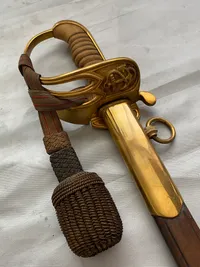 Original dansk Kvartermestersabel model 1932 med portepé - i sjælden god stand. 
 Stemplet Magasin Du Nord på klingen