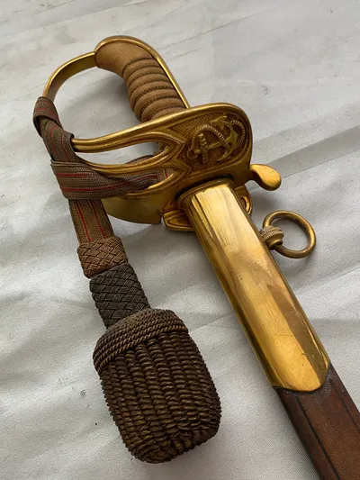Original dansk Kvartermestersabel model 1932 med portepé - i sjælden god stand. 
 Stemplet Magasin Du Nord på klingen