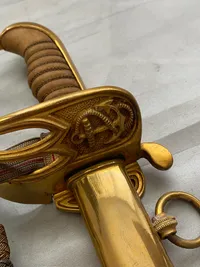 Original dansk Kvartermestersabel model 1932 med portepé - i sjælden god stand. 
 Stemplet Magasin Du Nord på klingen