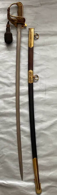 Original dansk Kvartermestersabel model 1932 med portepé - i sjælden god stand. 
 Stemplet Magasin Du Nord på klingen