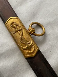 Original dansk Kvartermestersabel model 1932 med portepé - i sjælden god stand. 
 Stemplet Magasin Du Nord på klingen