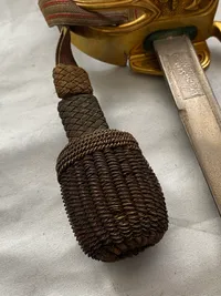 Original dansk Kvartermestersabel model 1932 med portepé - i sjælden god stand. 
 Stemplet Magasin Du Nord på klingen