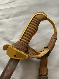 Original dansk Kvartermestersabel model 1932 med portepé - i sjælden god stand. 
 Stemplet Magasin Du Nord på klingen