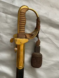 Original dansk Kvartermestersabel model 1932 med portepé - i sjælden god stand. 
 Stemplet Magasin Du Nord på klingen