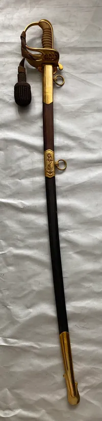 Original dansk Kvartermestersabel model 1932 med portepé - i sjælden god stand. 
 Stemplet Magasin Du Nord på klingen