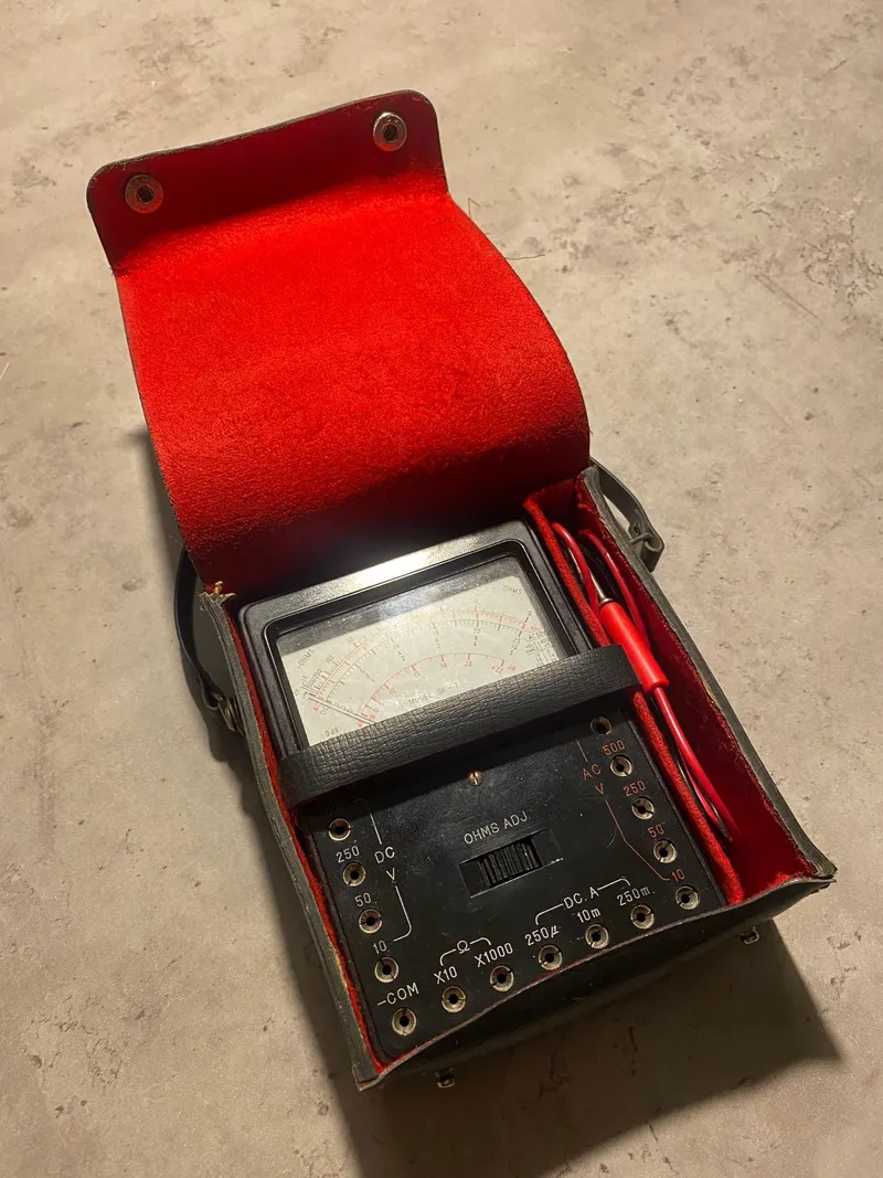 Ældre voltmeter