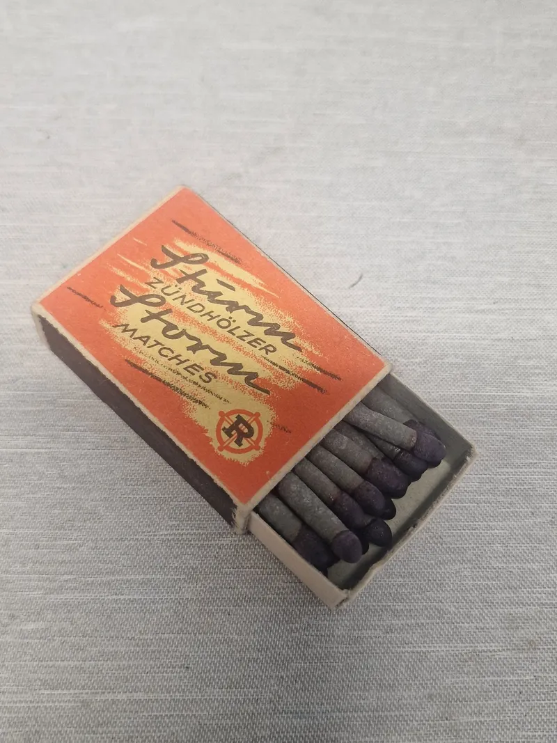 Original æske stormtændstikker med indhold fra perioden omkring ww2