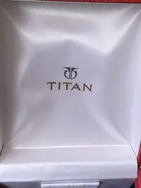 Titan ur med æske - ur stemplet 18 karat på bagside, det er ikke bagkasse som er af guld, men antageligvis dele i selve urværket - ingen garanti for funktion