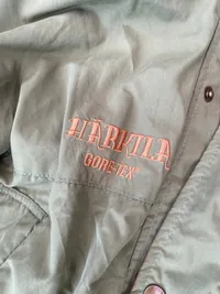 Härkila Gore-Tex sæt med jakke og buks - størrelse “L” 
Bukser ses med slid og små huller, ligeledes er jakken brugt men pæn - Nypris: omkring 4000,-