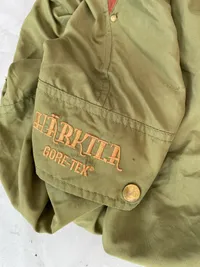 Härkila Gore-Tex sæt med jakke og buks - størrelse “L” 
Bukser ses med slid og små huller, ligeledes er jakken brugt men pæn - Nypris: omkring 4000,-