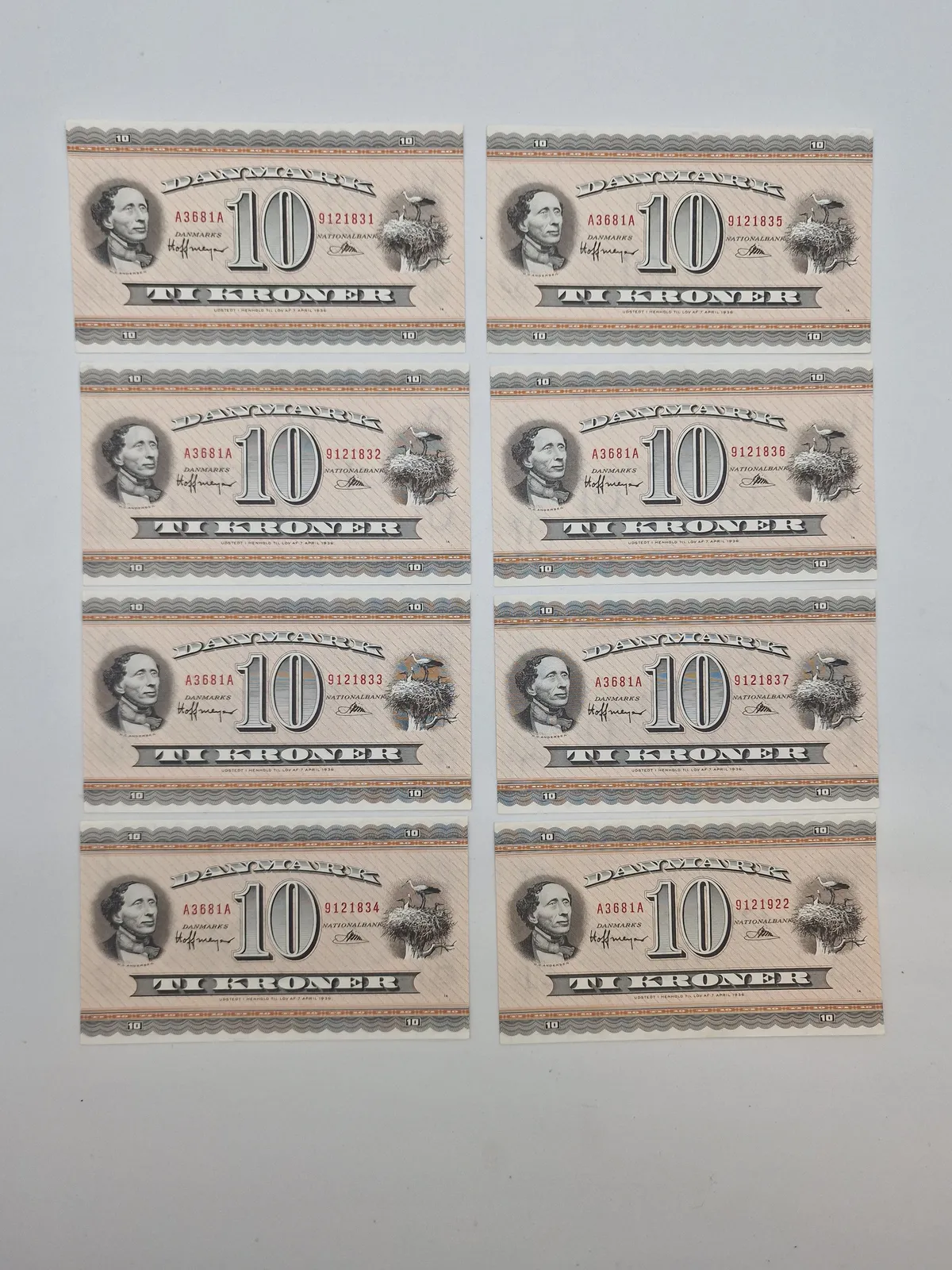 Samling Ucirkulererede danske 10 krone sedler med fortløbende numre