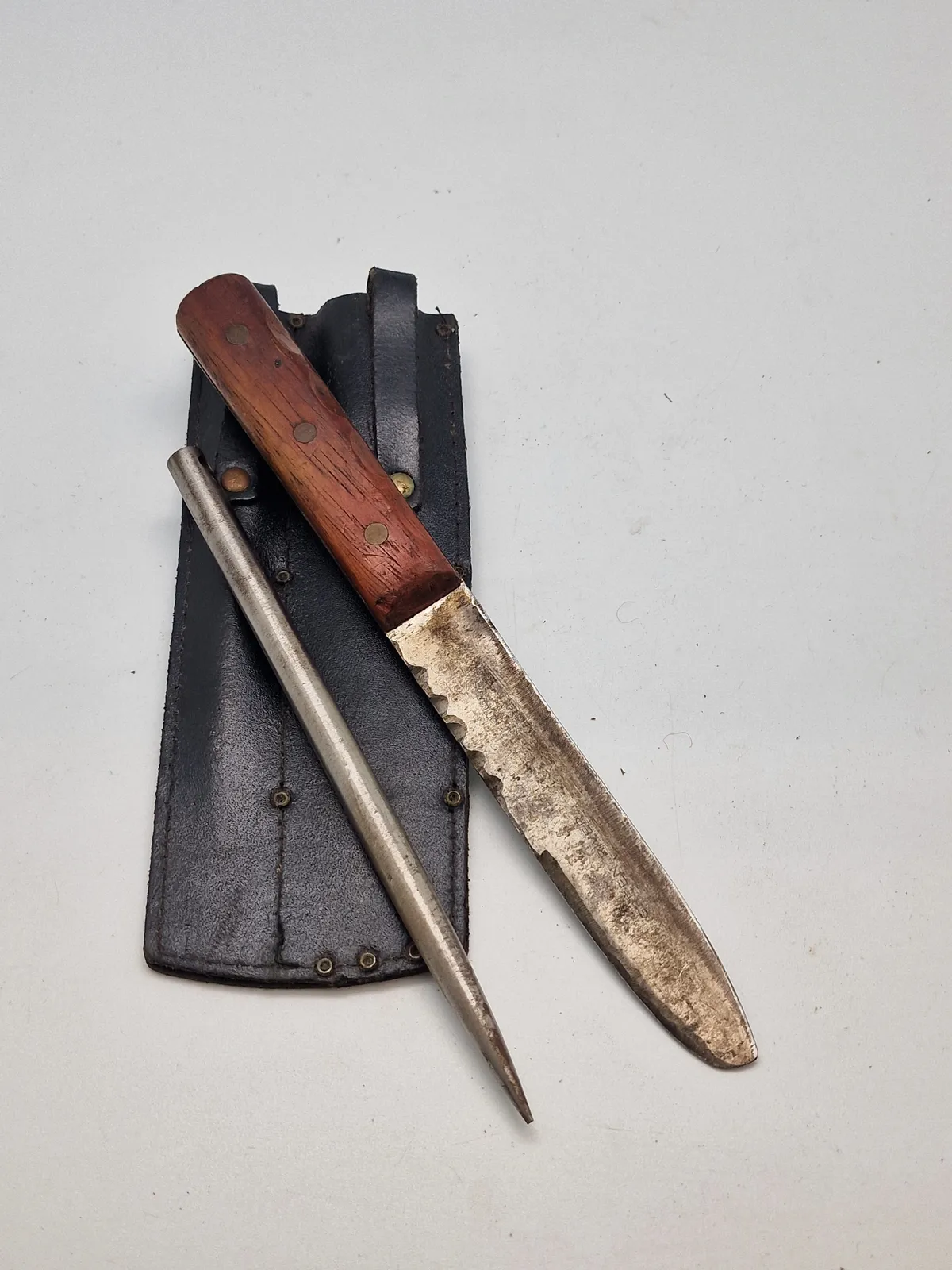 Kniv med taske og slibeværktøj