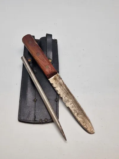Kniv med taske og slibeværktøj
