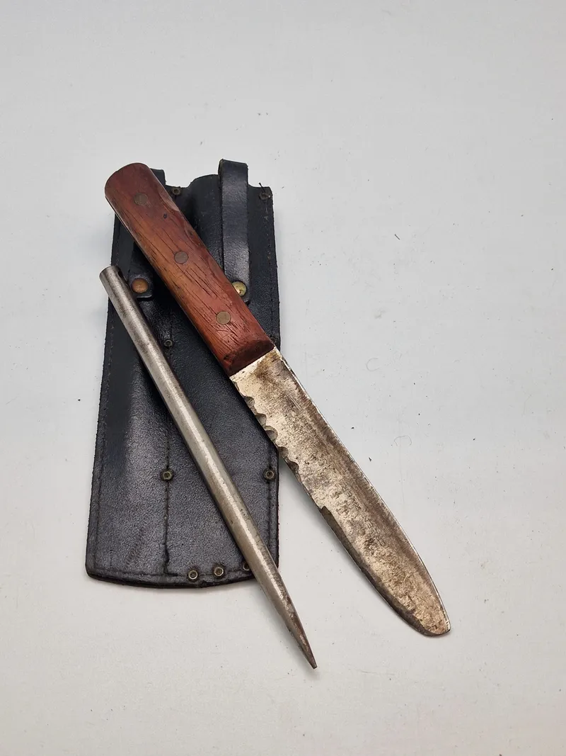 Kniv med taske og slibeværktøj