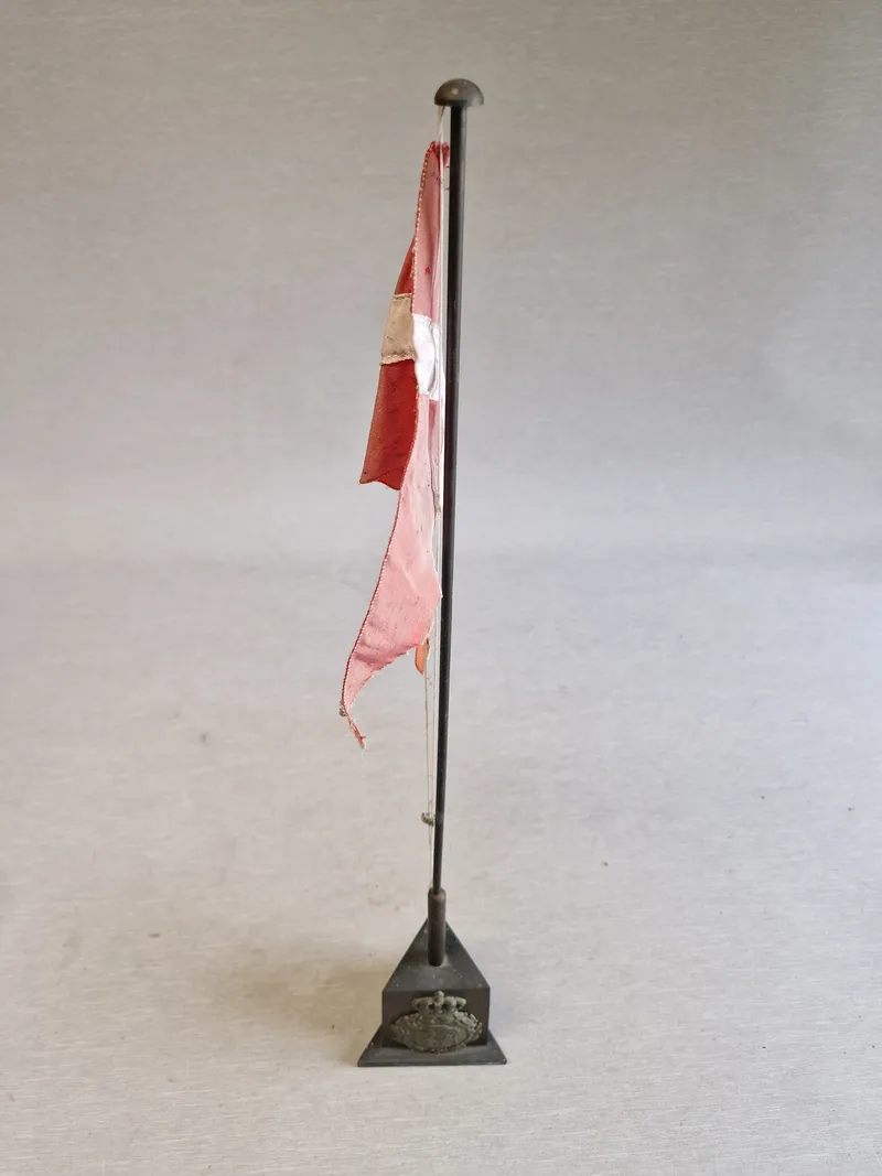 Bordflag med M/23 logo på foden