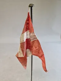 Bordflag med M/23 logo på foden