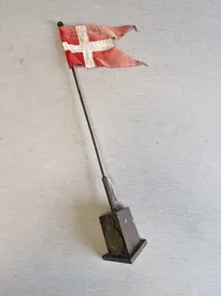 Bordflag med M/23 logo på foden