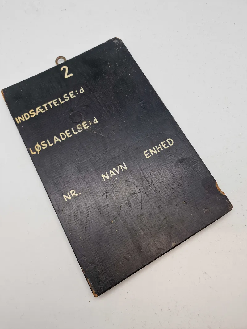 Sjælden original plade som har hængt ude foran Militær fængselscellen
