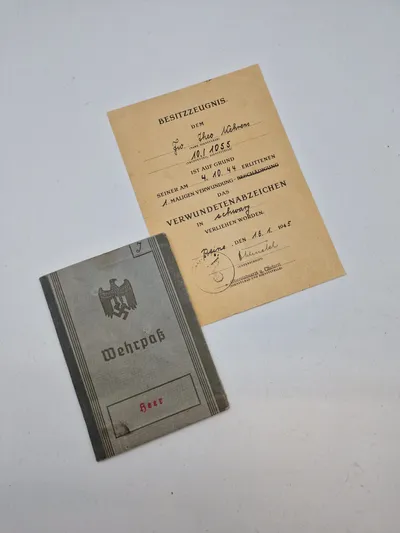 Originalt wehrpas og urkunde for sårettegn - ww2