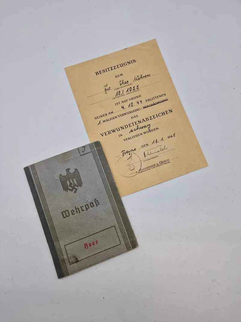 Originalt wehrpas og urkunde for sårettegn - ww2