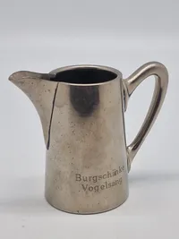 Tysk flødekande med teksten “Burgschänke Vogelsang”