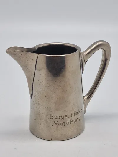 Tysk flødekande med teksten “Burgschänke Vogelsang”