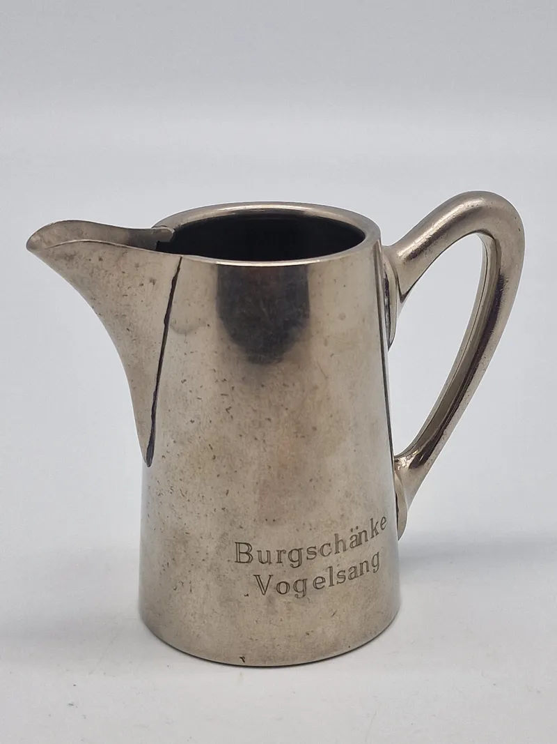 Tysk flødekande med teksten “Burgschänke Vogelsang”