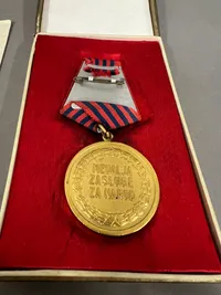 Original Jugoslavisk medalje med urkunde