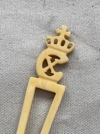 Kagegaffel af ben med Kong Chr X logo fra perioden omkring ww2