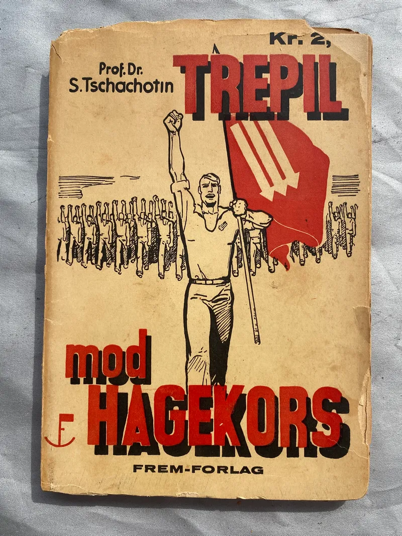 Sjælden original bog - Trepil mod hagekors (bemærk standen er ikke god)