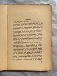 Sjælden original bog - Trepil mod hagekors (bemærk standen er ikke god)