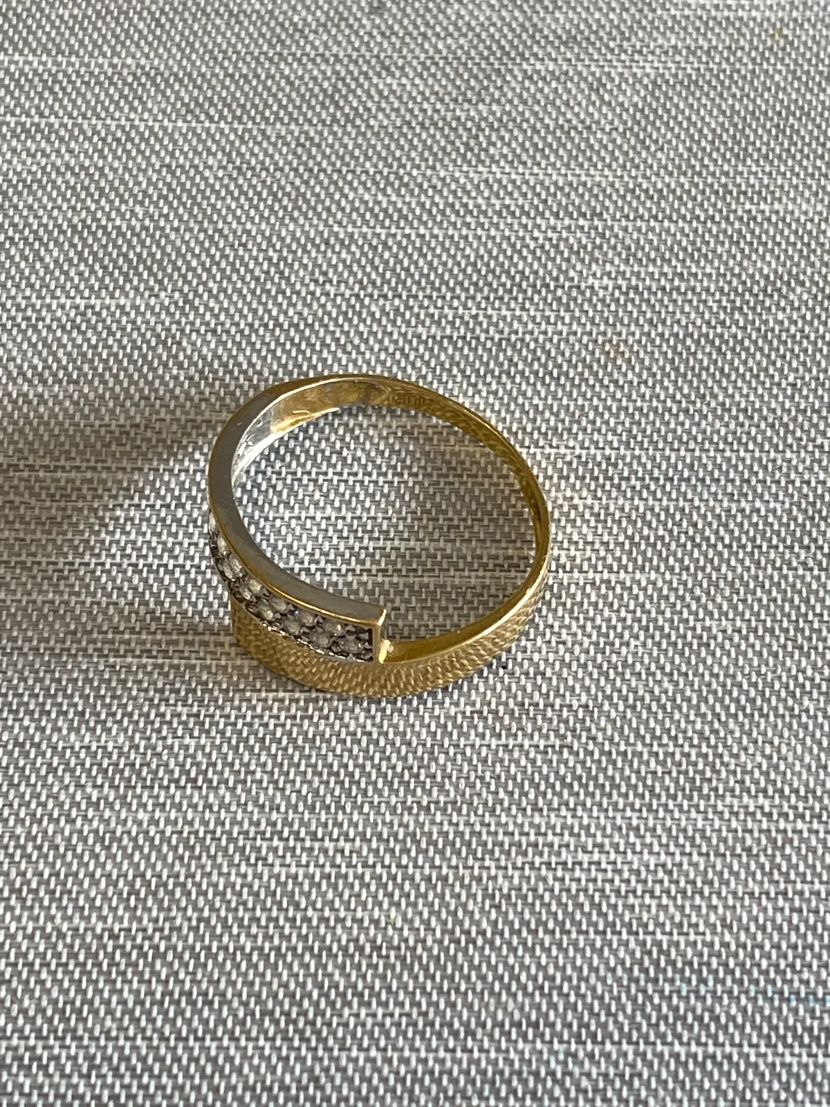 Fingerring - 14 K guld, vægt lige under 1 gram.