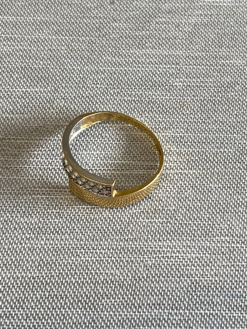 Fingerring - 14 K guld, vægt lige under 1 gram.