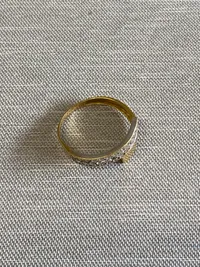 Fingerring - 14 K guld, vægt lige under 1 gram.