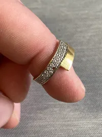 Fingerring - 14 K guld, vægt lige under 1 gram.