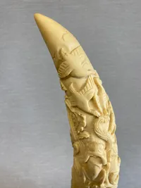 “Horn” med udskæringer - materiale ukendt. (Ej ben)